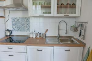 Ines Lake Garden - with private parking & garden