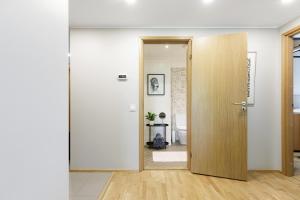 By the Old Town, new & modern, 2 BR, easy access by car, free parking
