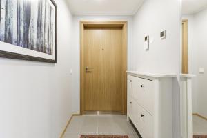 By the Old Town, new & modern, 2 BR, easy access by car, free parking