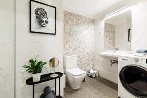 By the Old Town, new & modern, 2 BR, easy access by car, free parking