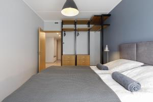 By the Old Town, new & modern, 2 BR, easy access by car, free parking