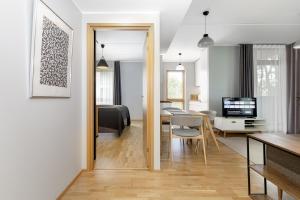 By the Old Town, new & modern, 2 BR, easy access by car, free parking