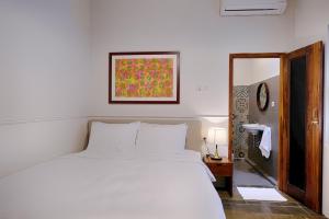 Entire Heritage Villa Family friendly in the Center of Yogya with Swimming Pool - Up to 9 people