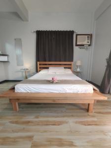 Studio apartment with ocean views and pool