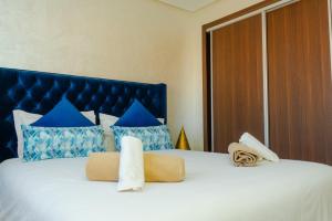 Chic Marrakech Getaway with Pool, Gym & Security