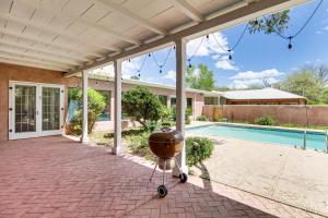 3 Mi to Zoo & Garden: ABQ Home w Heated Pool!