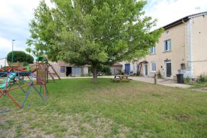 Appartements Luxury Studio, Rez de chaussee, Parking prive video surveillance, Canape haute qualite convertible couchage 2 personnes, Centre Ville proche, Restaurant, boulangerie 2 minutes a pied, Terrasse - 800metre carre de terrain - Gere par Presta-Zen-Services : photos des chambres