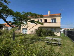 Logement 6 couchages, 3 chambres , jardin , parking , fibre , proche port et commerces