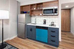 Queen Studio Suite room in Travelodge  by Wyndham Columbus North
