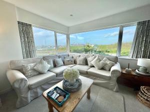 Ty Bychan- Sea Views- Pet Friendly-Secure Garden-4 Bed
