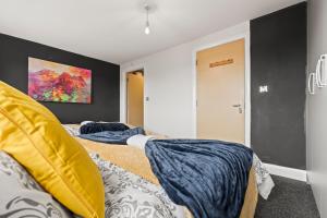 Luxury City Centre 3 Bedroom 5Beds Apartment with Secured Parking