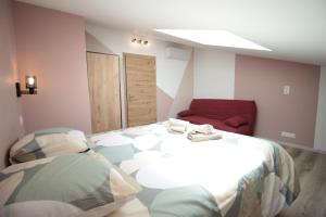 Appartements Verdun Centre - Full climatisation - 3 chambres - 7 couchages - 10 personnes - Parking Proche - Terrain 800m2 - Balneotherapie - Air de jeux exterieurs - TOP CONFORT - Gere par PrestaZen-Services : photos des chambres