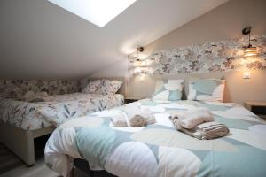 Appartements Verdun Centre - Full climatisation - 3 chambres - 7 couchages - 10 personnes - Parking Proche - Terrain 800m2 - Balneotherapie - Air de jeux exterieurs - TOP CONFORT - Gere par PrestaZen-Services : photos des chambres