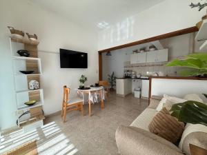 VIA VALENTINA "el deseo de volver" departamentos temporales sobre Av Eden centro