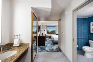Junior King Suite with Kitchen and Tub - Mobility Accessible room in Wyndham Houston Medical Center Hotel and Suites