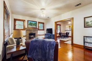 Walkable 1900s Home w Porch in Downtown Buda