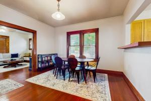 Walkable 1900s Home w Porch in Downtown Buda