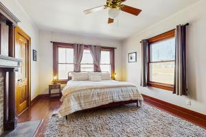 Walkable 1900s Home w Porch in Downtown Buda