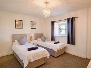 2 Bed in Newport 90244