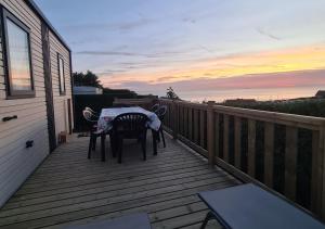 Campings Mobil-home Vue mer Piscine - Camping La Falaise Equihen-Plage - La Coquille d-Opale : photos des chambres