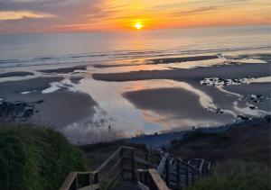 Campings Mobil-home Vue mer Piscine - Camping La Falaise Equihen-Plage - La Coquille d-Opale : photos des chambres