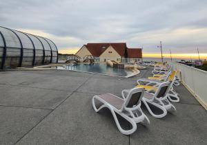 Campings Mobil-home Vue mer Piscine - Camping La Falaise Equihen-Plage - La Coquille d-Opale : photos des chambres