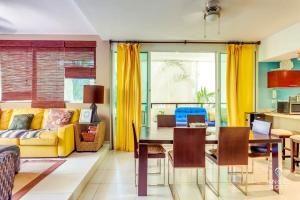 NEW Tropical Vibe Condo with Roof Pool Beach 3 blks
