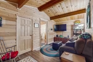 7 Mi to Ski Resorts Dog-Friendly Sugarloaf Cabin