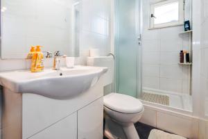 Split Private House - Terrace, Free Parking & Comfort