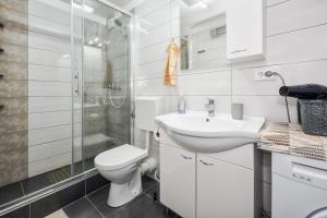 Split Private House - Terrace, Free Parking & Comfort