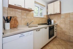 Split Private House - Terrace, Free Parking & Comfort