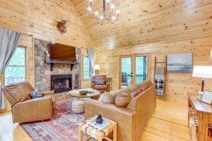 Luxury Blue Ridge Cabin Hot Tub and 5 Min to Town