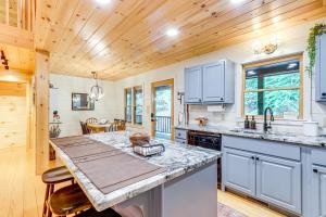 Luxury Blue Ridge Cabin Hot Tub and 5 Min to Town