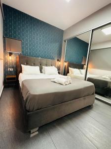 Ermou Downtown Suites by Athens Urban Retreat