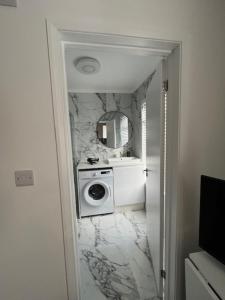 YUGOGO 37 London Road - Studio