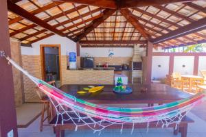 Casa completo com grande piscina sob coqueiros, pe na areia