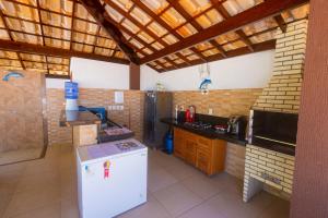 Casa completo com grande piscina sob coqueiros, pe na areia