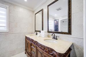 Upper-Level Classic House in Richmond Hill