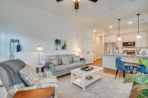 Walk to Historic Maryville True Southern Getaway!