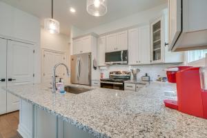 Walk to Historic Maryville True Southern Getaway!