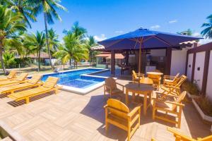 Casa completo com grande piscina sob coqueiros, pe na areia