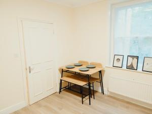 Modern Apartment, 3 Bed, Sleeps 8, Near Ally Pally, Balcony & Workspace