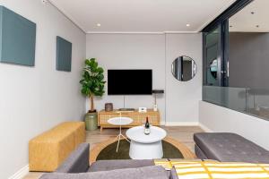 Outdoor pool Apartment, Gym, Bar & views