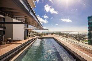 Outdoor pool Apartment, Gym, Bar & views