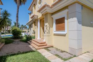 Sunny Escape w Pool & Garden by The Coast Exclusive Rentals