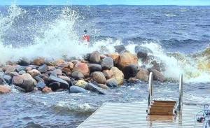 Mukava pieni 2-4h mökki min 2 vrk Saimaan rannalla, poreallas, puusauna, Wi-Fi, Smart TV, parivuode ja vuodesohva