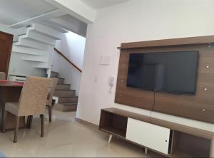 CASA LINDA PARA 6 a 8 PESSOAS COM 3 QUARTOS 3 BANHEIROS , COZINHA COMPLETA, ESTACIONAMENTO A 5 MiNUTOS DA CATEDRAL DE PEDRA