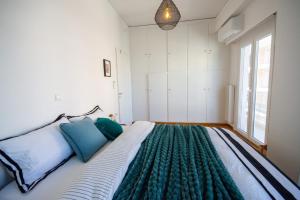 Avenue of Gods - Iraklis Retreat