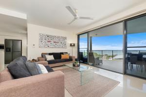 Idyllic Harbour Views Large Balcony Pool & BBQ
