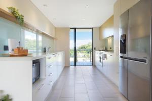 Superb Waterfront Lagoon Views & Balcony Relaxing